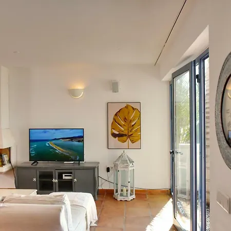 Minea Ii * קוסטה קלמה